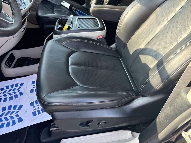 Chrysler Pacifica Vehicle Full-screen Gallery Image 26