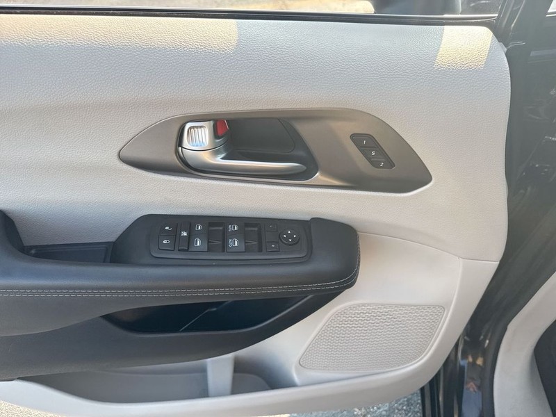 Chrysler Pacifica Vehicle Full-screen Gallery Image 28