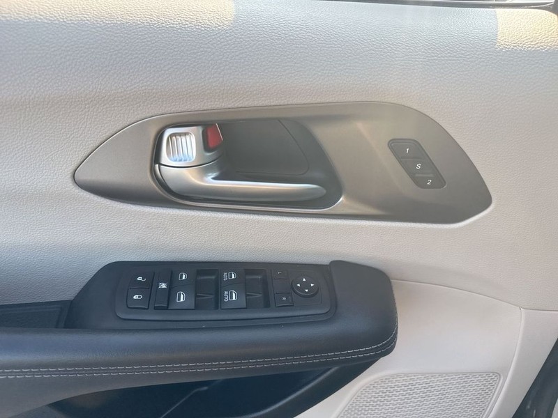 Chrysler Pacifica Vehicle Full-screen Gallery Image 29