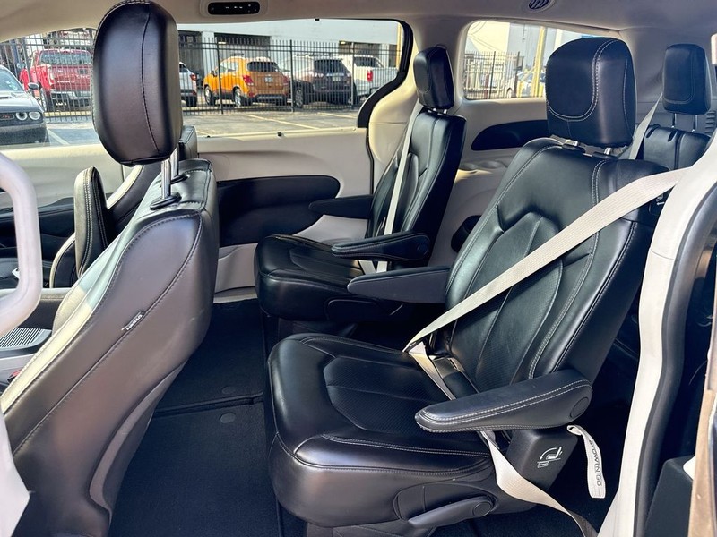 Chrysler Pacifica Vehicle Full-screen Gallery Image 30