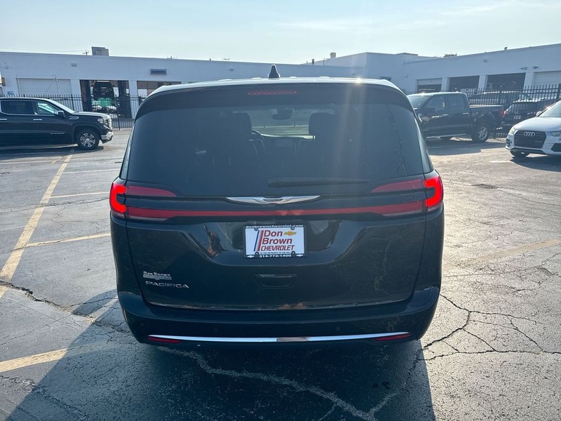 Chrysler Pacifica Vehicle Full-screen Gallery Image 31