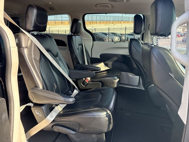Chrysler Pacifica Vehicle Full-screen Gallery Image 32