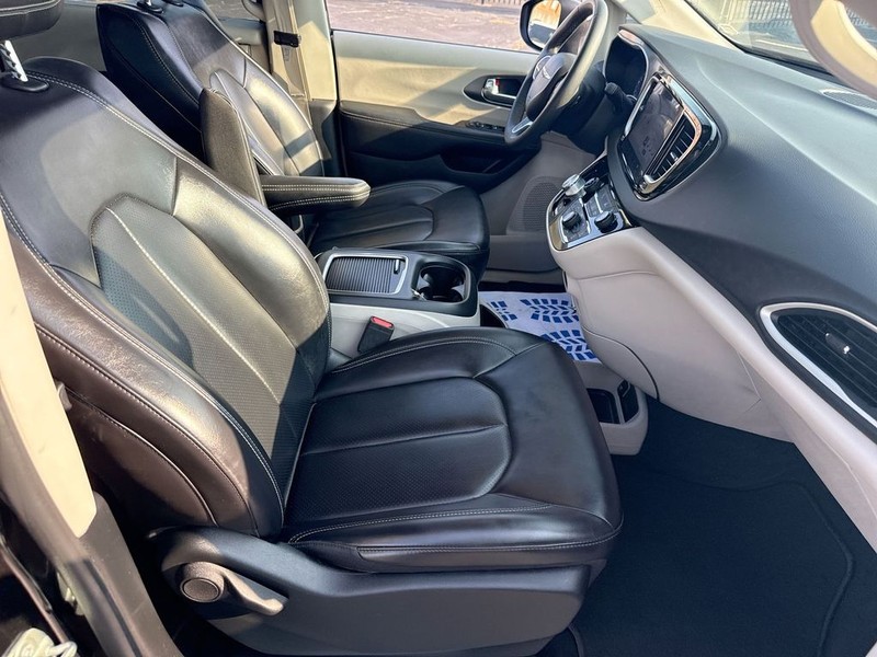 Chrysler Pacifica Vehicle Full-screen Gallery Image 33
