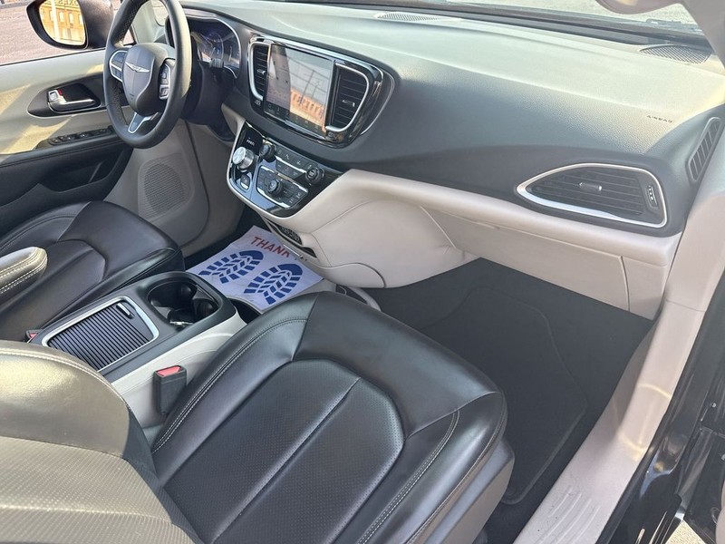 Chrysler Pacifica Vehicle Full-screen Gallery Image 34