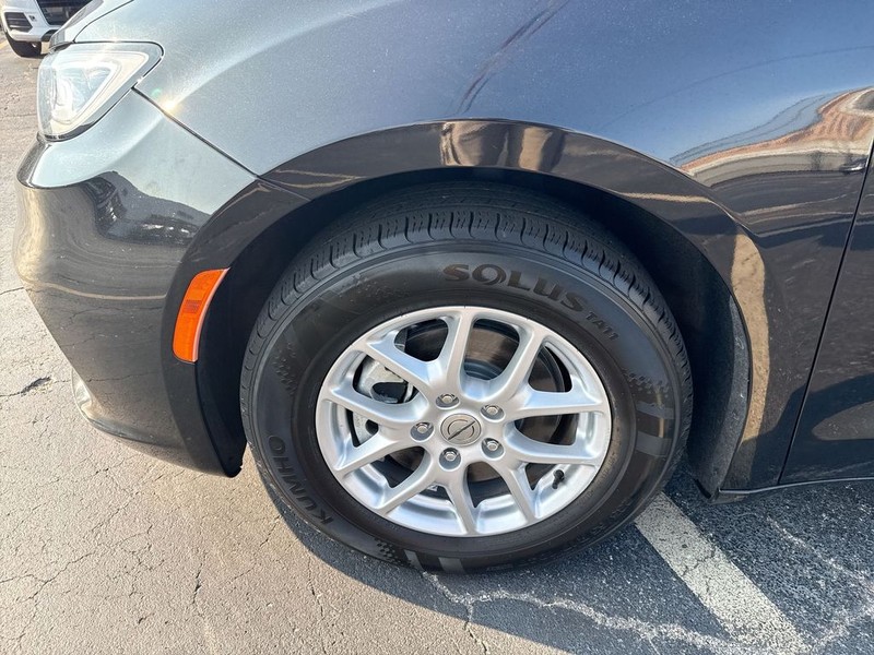 Chrysler Pacifica Vehicle Full-screen Gallery Image 36