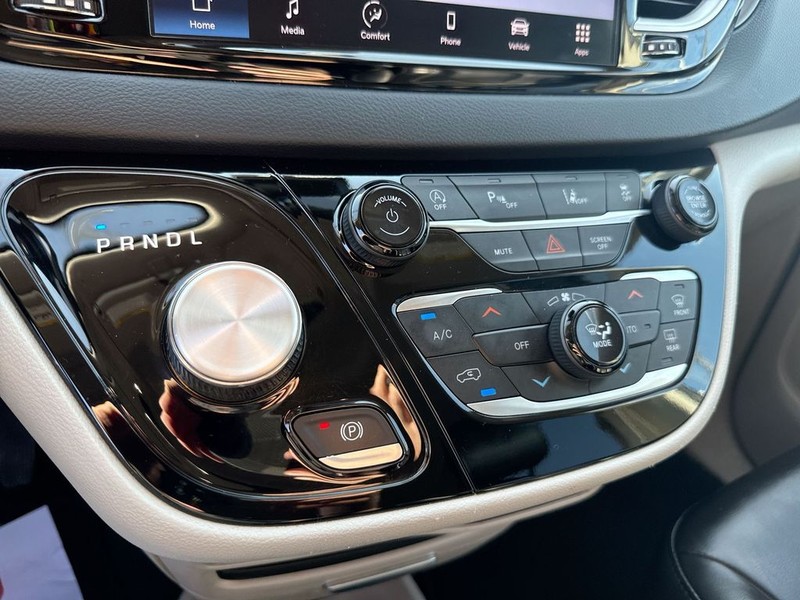Chrysler Pacifica Vehicle Full-screen Gallery Image 38