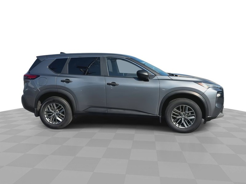 Nissan Rogue Vehicle Full-screen Gallery Image 14