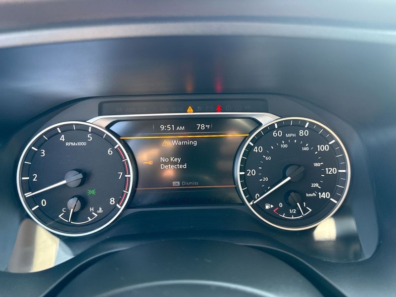 Nissan Rogue Vehicle Full-screen Gallery Image 18