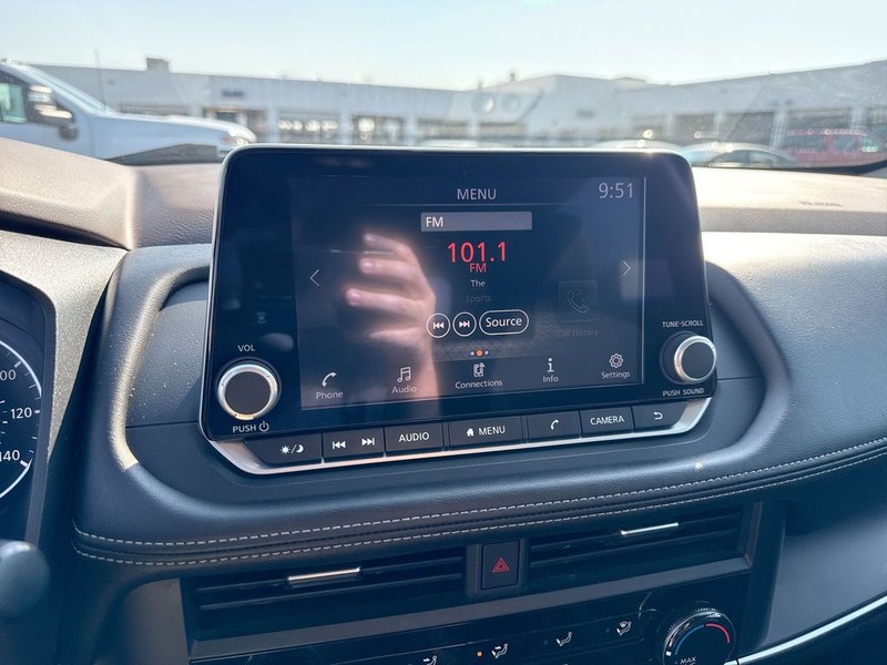 Nissan Rogue Vehicle Full-screen Gallery Image 20