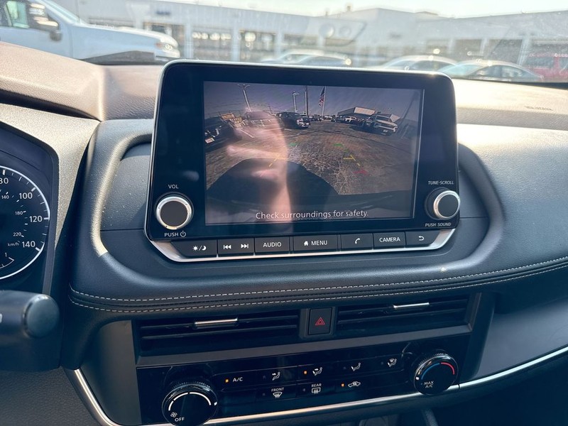Nissan Rogue Vehicle Full-screen Gallery Image 21