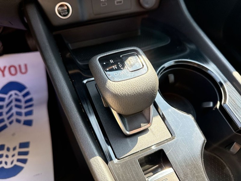 Nissan Rogue Vehicle Full-screen Gallery Image 22