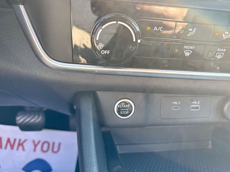 Nissan Rogue Vehicle Full-screen Gallery Image 23