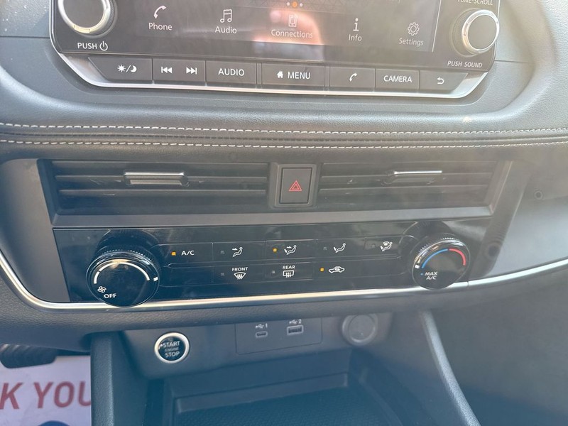 Nissan Rogue Vehicle Full-screen Gallery Image 24