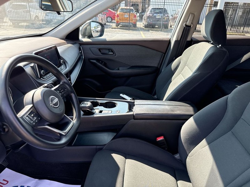 Nissan Rogue Vehicle Full-screen Gallery Image 27