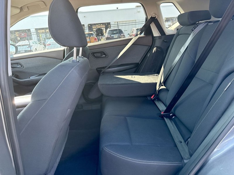 Nissan Rogue Vehicle Full-screen Gallery Image 28