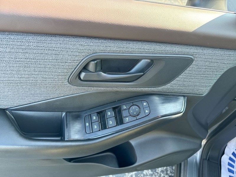 Nissan Rogue Vehicle Full-screen Gallery Image 29