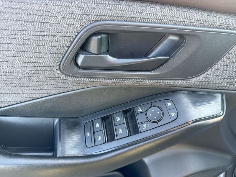 Nissan Rogue Vehicle Full-screen Gallery Image 30