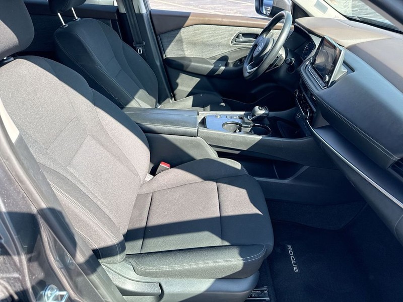 Nissan Rogue Vehicle Full-screen Gallery Image 34