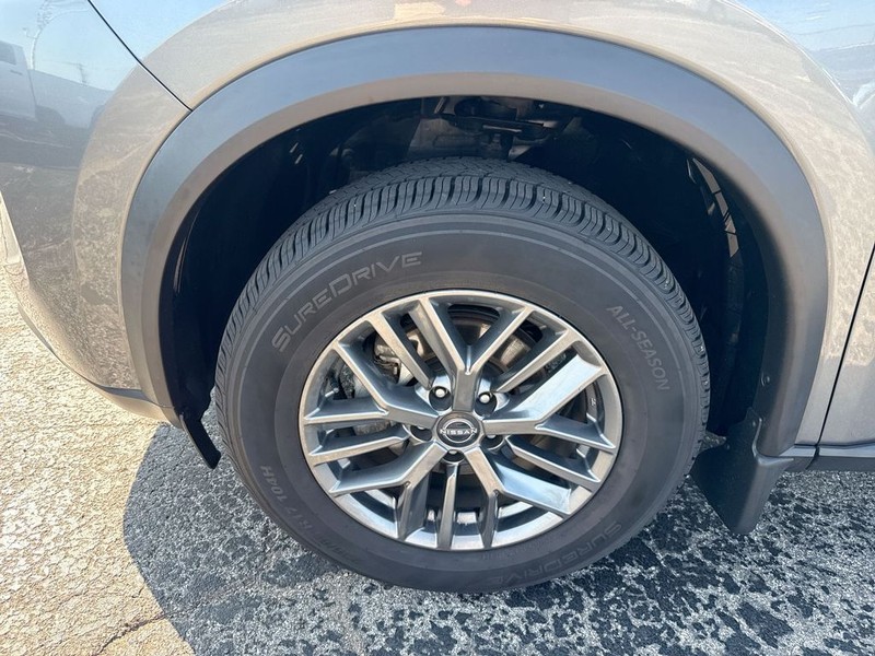 Nissan Rogue Vehicle Full-screen Gallery Image 37