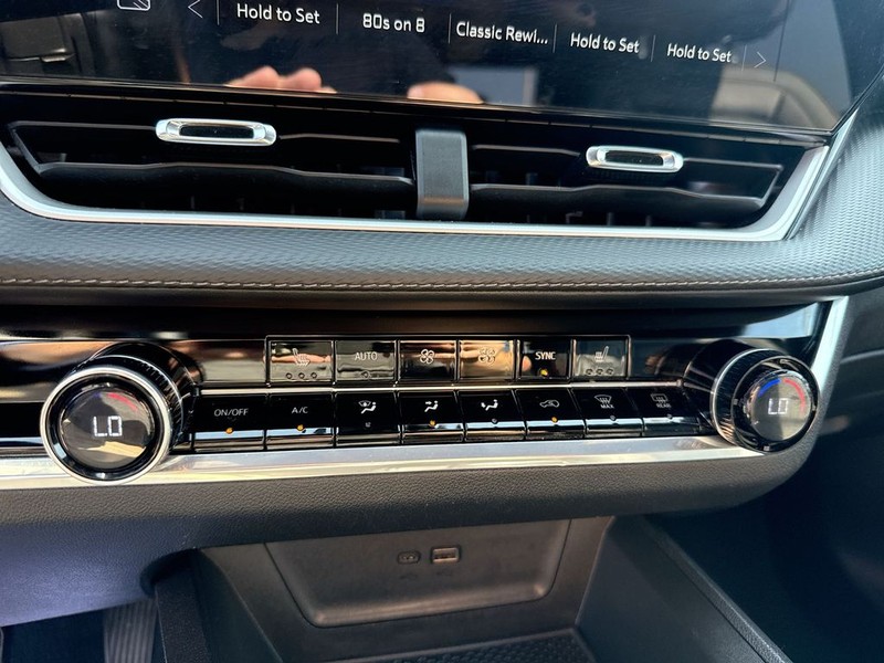 Chevrolet Equinox Vehicle Full-screen Gallery Image 24