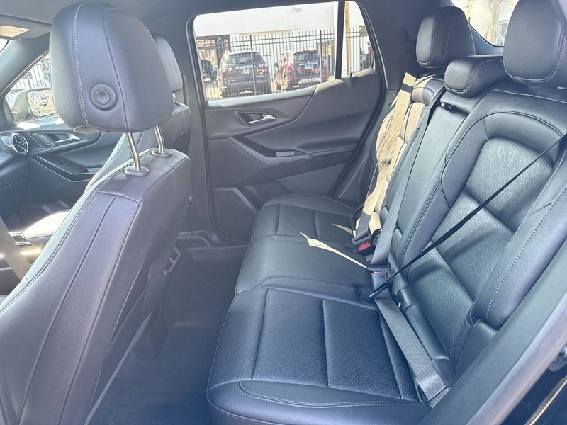 Chevrolet Equinox Vehicle Full-screen Gallery Image 30