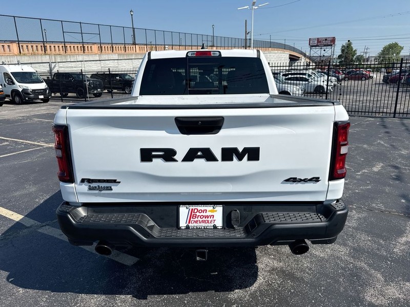 Ram 1500 Vehicle Full-screen Gallery Image 32