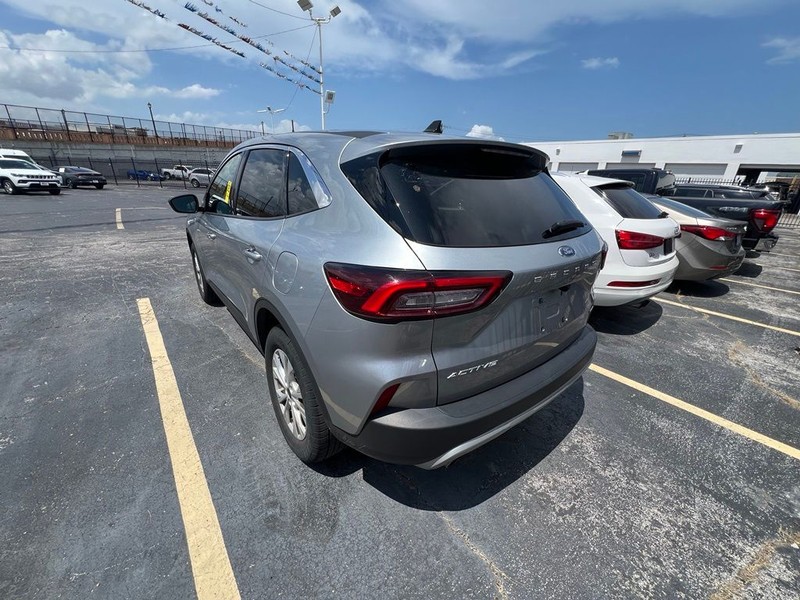 Ford Escape Vehicle Full-screen Gallery Image 4