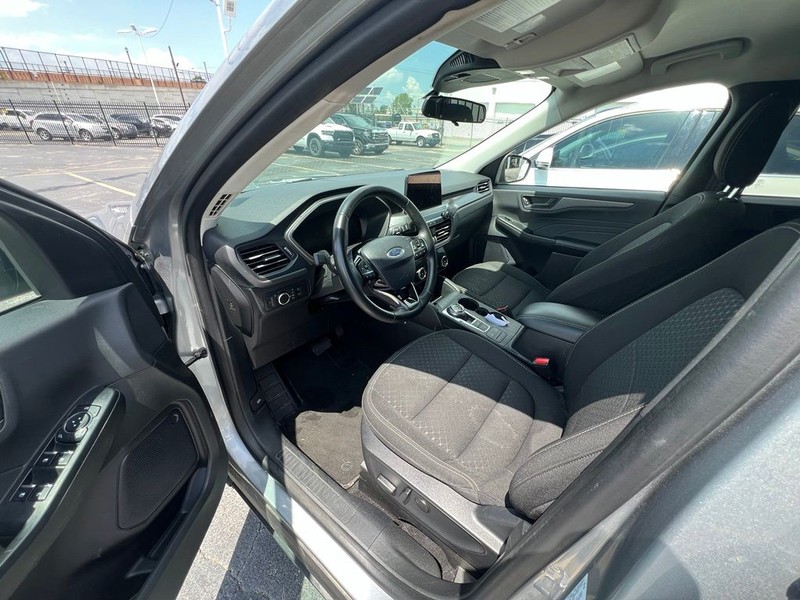 Ford Escape Vehicle Full-screen Gallery Image 7