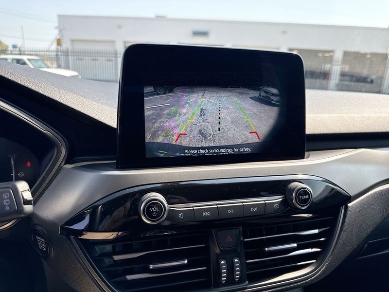 Ford Escape Vehicle Full-screen Gallery Image 23