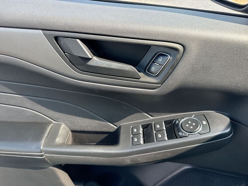 Ford Escape Vehicle Full-screen Gallery Image 31