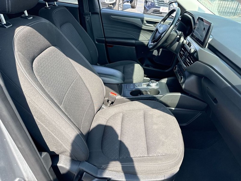 Ford Escape Vehicle Full-screen Gallery Image 35