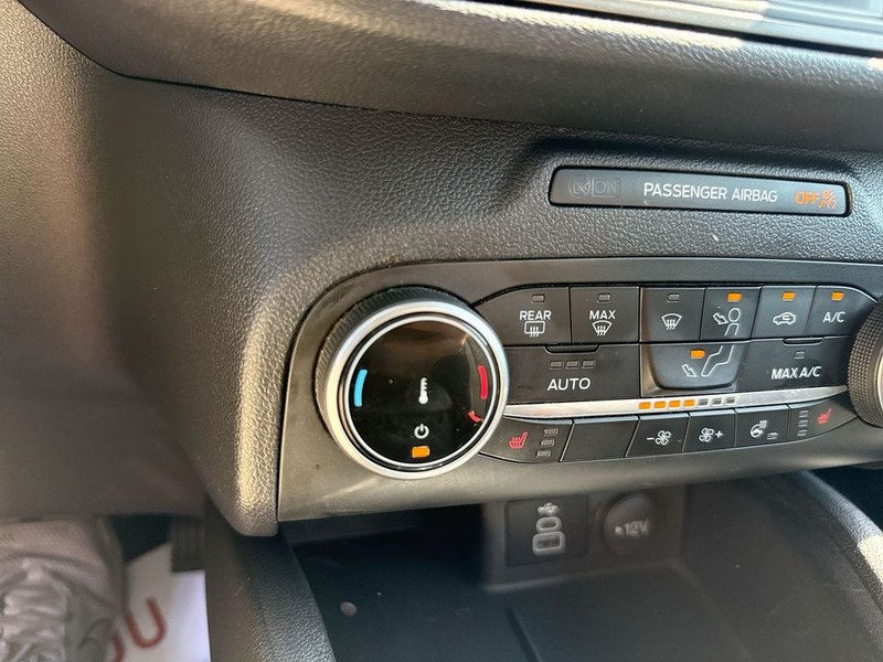 Ford Escape Vehicle Full-screen Gallery Image 40