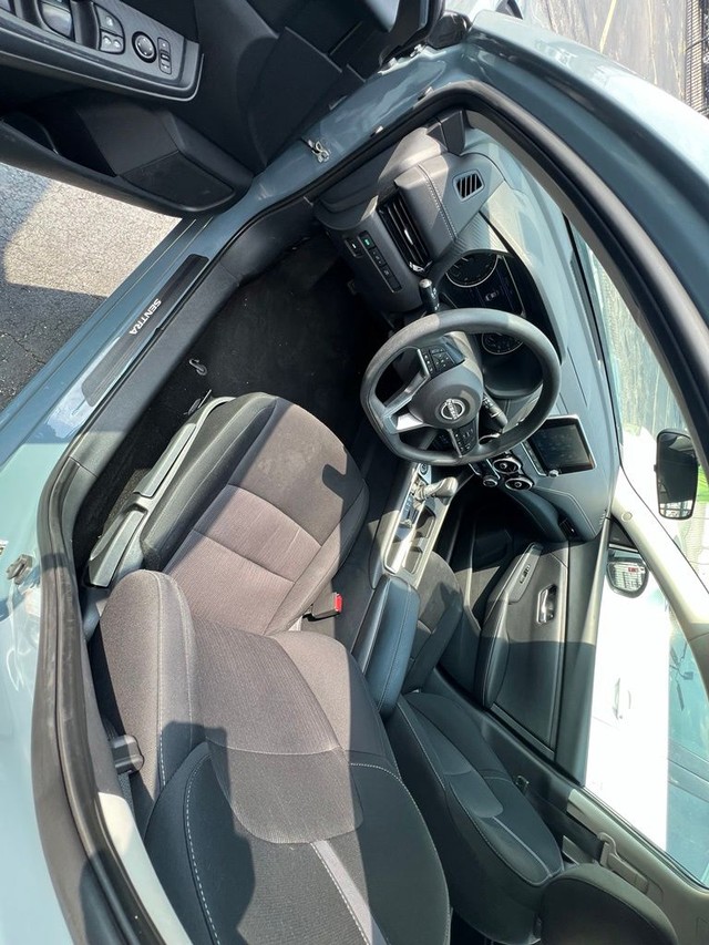Nissan Sentra Vehicle Full-screen Gallery Image 7