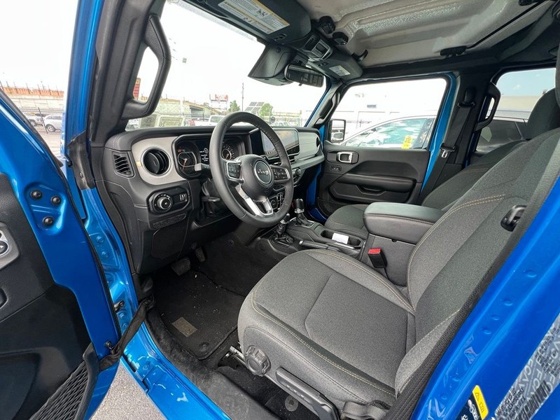 Jeep Wrangler Vehicle Full-screen Gallery Image 7