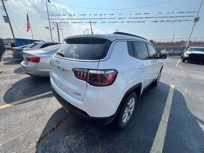 Jeep Compass Vehicle Full-screen Gallery Image 6