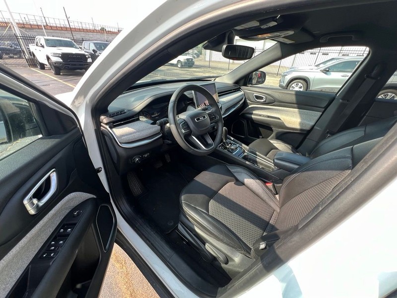 Jeep Compass Vehicle Full-screen Gallery Image 7