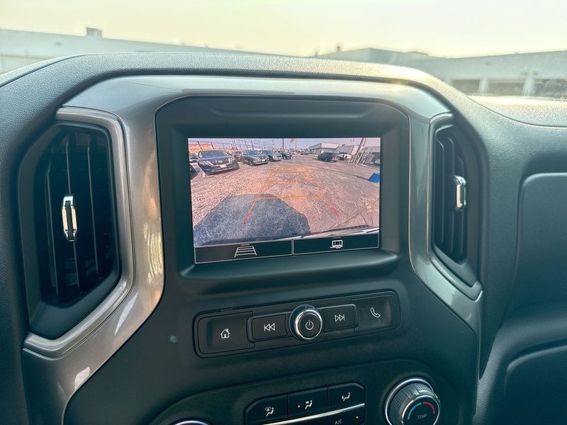 Chevrolet Silverado 1500 Vehicle Full-screen Gallery Image 21
