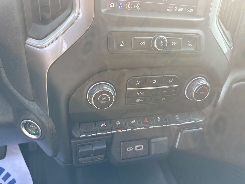 Chevrolet Silverado 1500 Vehicle Full-screen Gallery Image 24