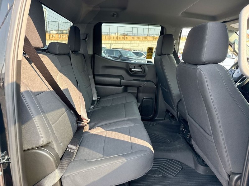 Chevrolet Silverado 1500 Vehicle Full-screen Gallery Image 32