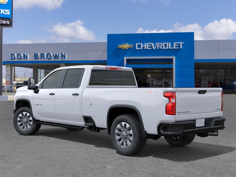 Chevrolet Silverado 2500 HD Vehicle Full-screen Gallery Image 3