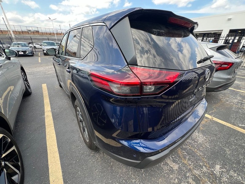 Nissan Rogue Vehicle Full-screen Gallery Image 4
