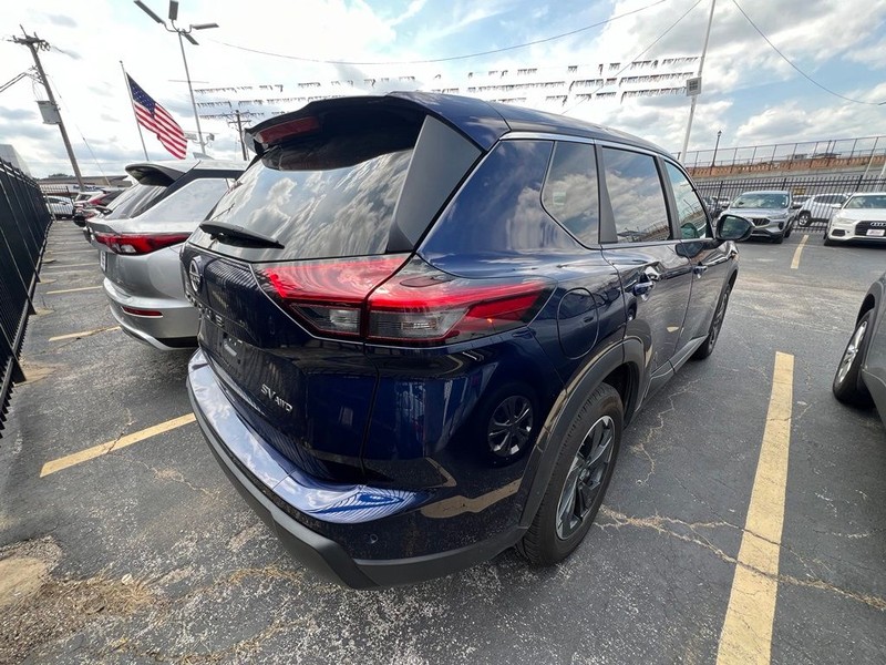 Nissan Rogue Vehicle Full-screen Gallery Image 6