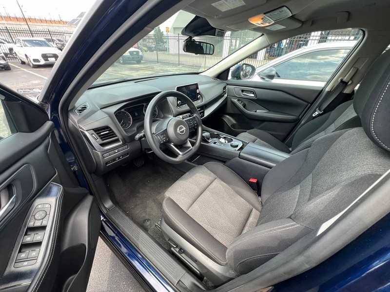 Nissan Rogue Vehicle Full-screen Gallery Image 7
