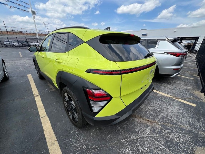 Hyundai Kona Vehicle Full-screen Gallery Image 4