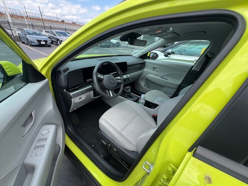 Hyundai Kona Vehicle Full-screen Gallery Image 7