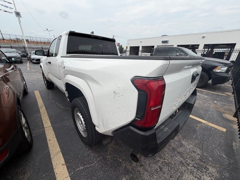 Toyota Tacoma 2WD Vehicle Full-screen Gallery Image 4
