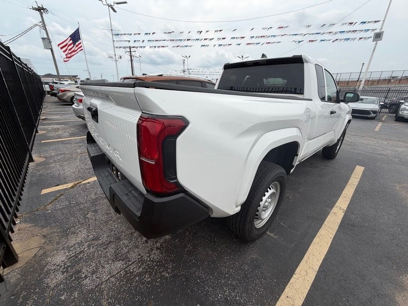 Toyota Tacoma 2WD Vehicle Full-screen Gallery Image 6
