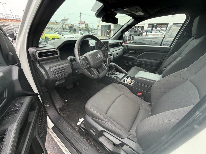 Toyota Tacoma 2WD Vehicle Full-screen Gallery Image 7
