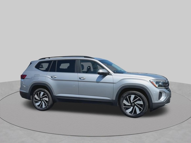 Volkswagen Atlas Vehicle Full-screen Gallery Image 3