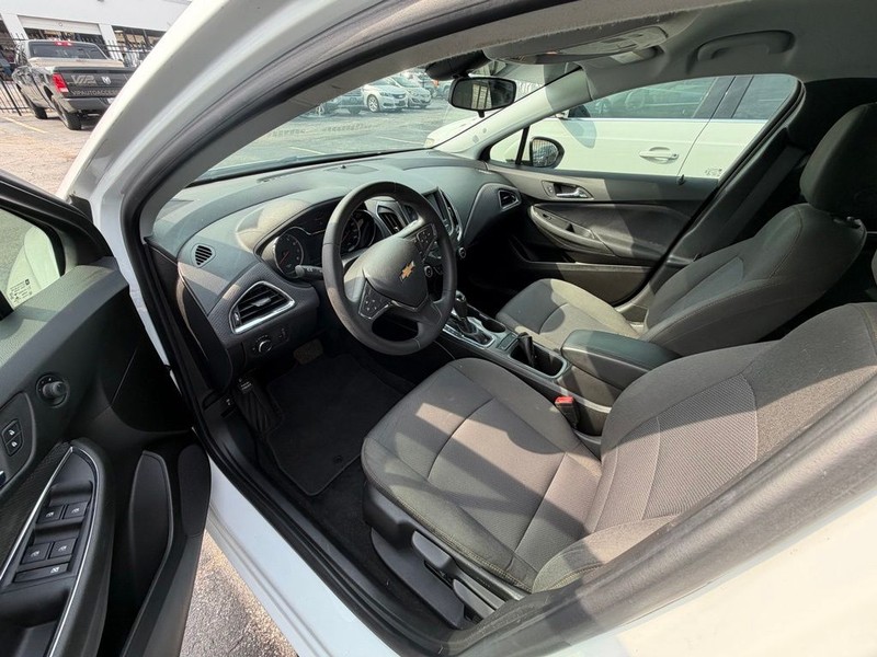 Chevrolet Cruze Vehicle Full-screen Gallery Image 7